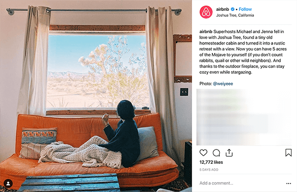 Αυτό είναι ένα στιγμιότυπο οθόνης μιας ανάρτησης Instagram από την Airbnb. Αφηγείται την ιστορία ενός ζευγαριού που φιλοξενεί άτομα στο σπίτι τους μέσω της Airbnb. Στη φωτογραφία, κάποιος κάθεται σε έναν πορτοκαλί καναπέ κάτω από μια μπεζ πλεκτή κουβέρτα και κοιτάζει έξω από το παράθυρο σε ένα έρημο τοπίο. Η Melissa Cassera λέει ότι αυτές οι ιστορίες είναι ένα παράδειγμα μιας επιχείρησης που χρησιμοποιεί το ξεπέρασμα της τέρας στο μάρκετινγκ των κοινωνικών μέσων.
