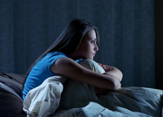 Η υπερβολική κόπωση και το άγχος κατά τη διάρκεια της ημέρας προκαλεί ξυπνήστε τη νύχτα και την αϋπνία την επόμενη μέρα