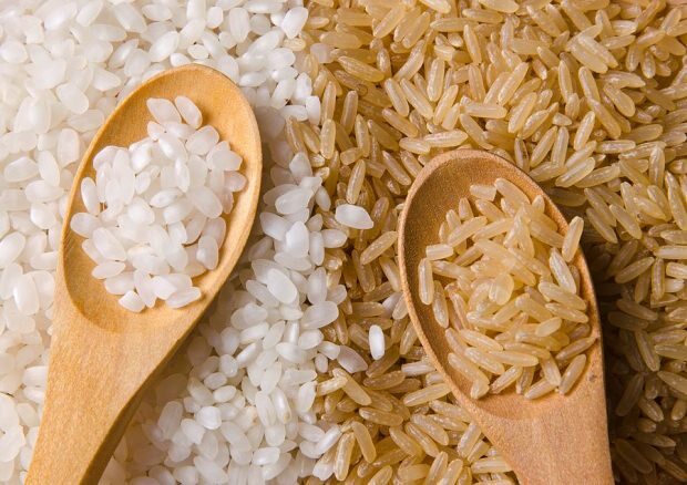 καστανό ρύζι με λευκό ρύζι