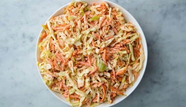 Πώς να κάνετε τη σαλάτα λάχανο Coleslaw;