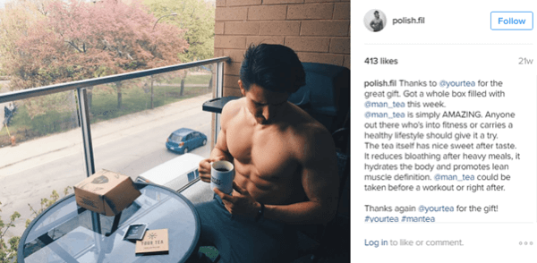 Ο μικρο-επιρροή Filip Tomaszewski ποζάρει με το Man Tea και μοιράζεται τα οφέλη με τους οπαδούς του στο Instagram.