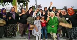 Η Πρώτη Κυρία Ερντογάν επισκέφθηκε το Οικολογικό Χωριό και μάζεψε λεβάντα στην Άγκυρα