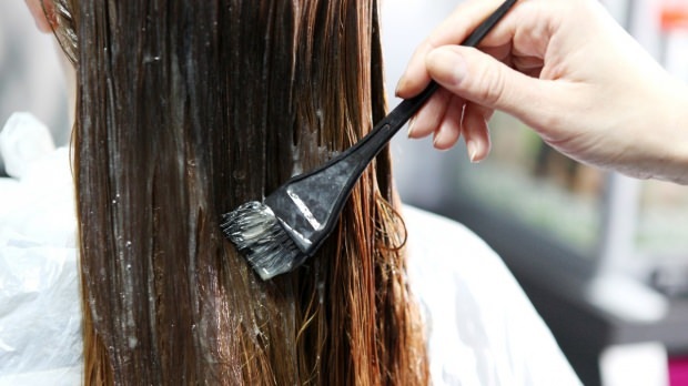 Πώς να βάψετε τη βαφή μαλλιών; Προτάσεις φυτικού διαλύματος για αποστράγγιση βαφής μαλλιών
