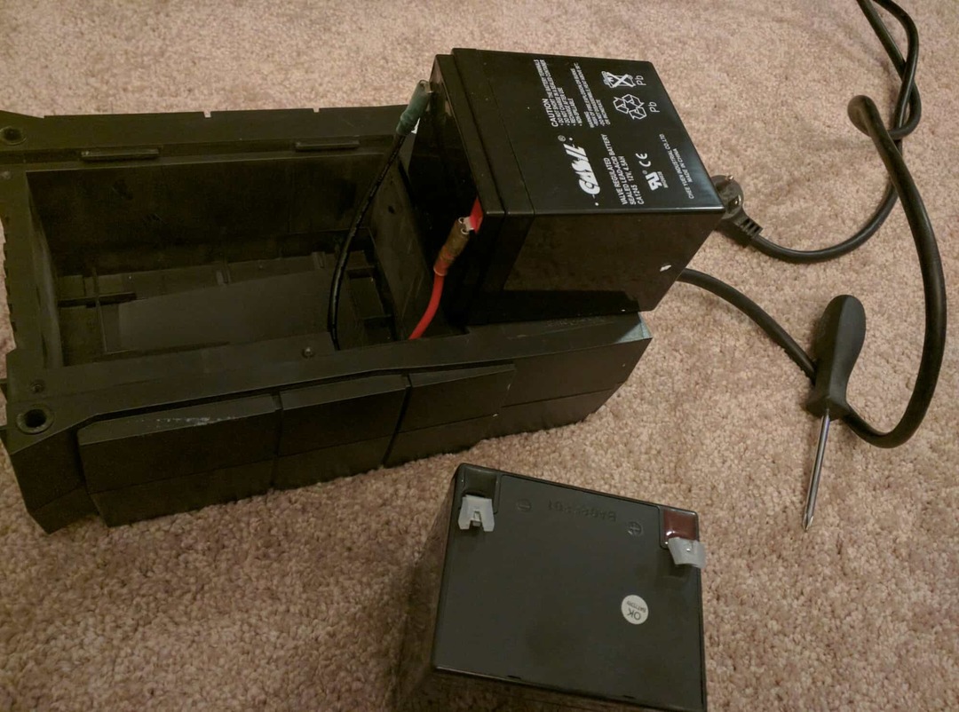 DIY επισκευή προστατευτικών υπερτάσεων: Αντικαταστήστε τη δική σας μπαταρία UPS και εξοικονομήστε $ 30 έως $ 150