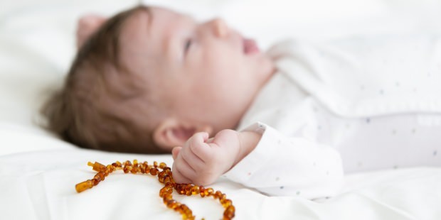 Τι κάνει το κίτρινο κολιέ για μωρά; Τα οφέλη του περιδέραιο κεχριμπάρι για τα μωρά