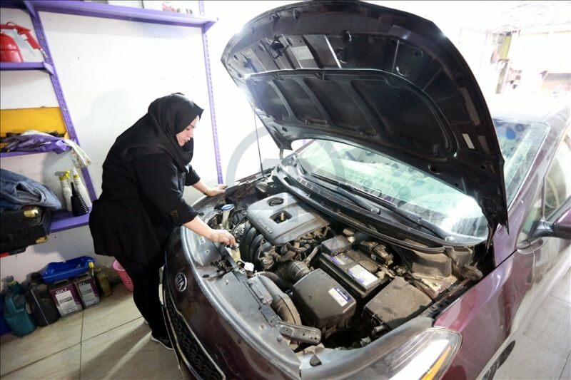 Δύο απόφοιτοι πανεπιστημίου Um Rıza γίνεται η πρώτη γυναίκα μηχανικός αυτοκινήτων της Βαγδάτης