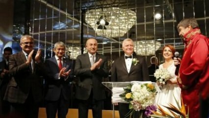 Ο υπουργός Εξωτερικών Çavuşoğlu παρακολούθησε την τελετή του γάμου στην Αττάλεια