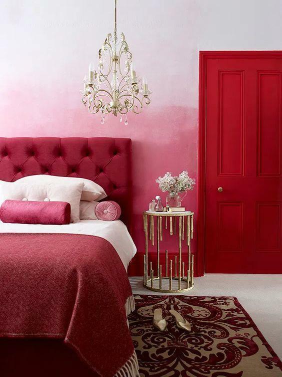 Κόκκινη και ροζ διακόσμηση κρεβατοκάμαρας