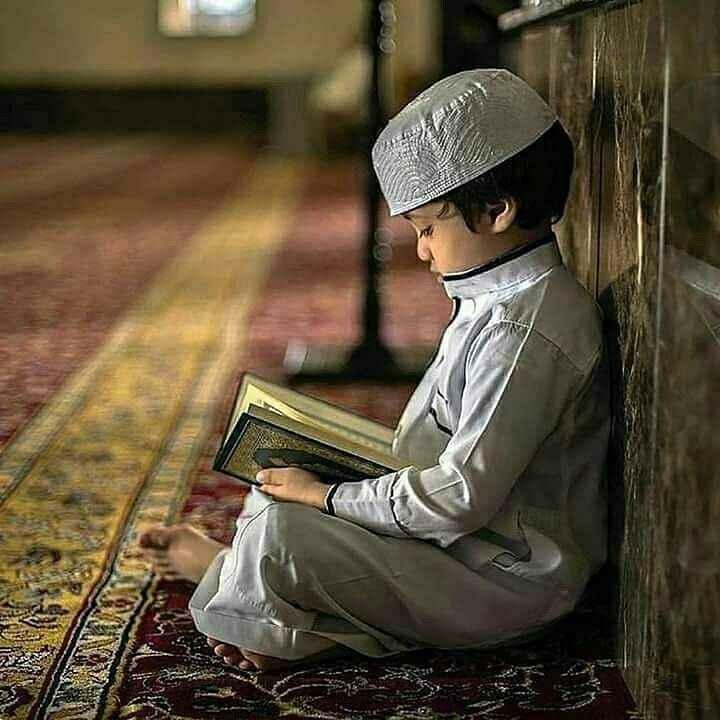 αγόρι που διαβάζει κοράνι