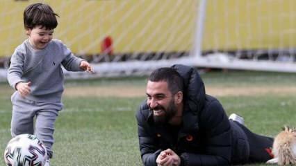 Έκπληκτος επισκέπτης στην προπόνηση Galatasaray! Arda Turan με τον γιο του Hamza Arda Turan ...