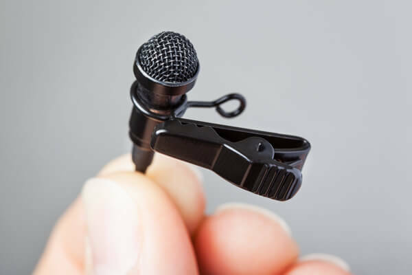 Κλιπ ένα πιο λαμπερό μικρόφωνο στα ρούχα σας για λειτουργία hands-free.